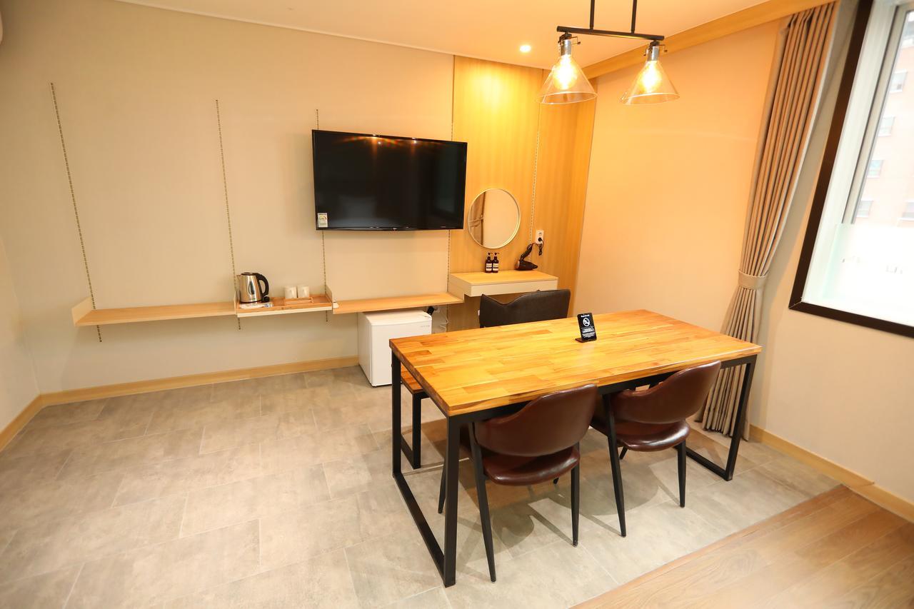 The First Hotel Changwon Exterior foto