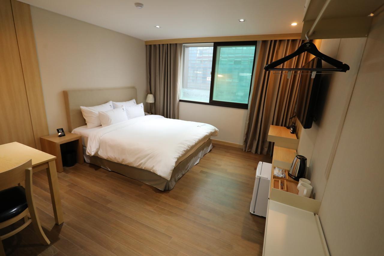 The First Hotel Changwon Exterior foto