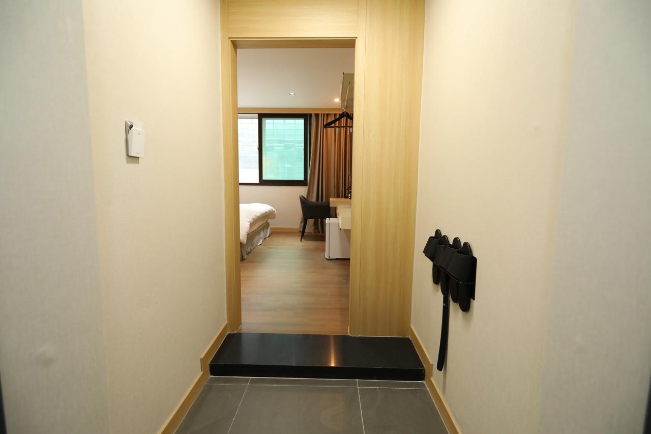The First Hotel Changwon Exterior foto