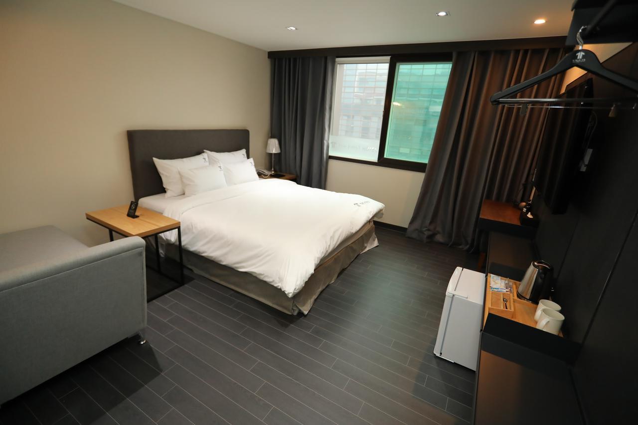 The First Hotel Changwon Exterior foto
