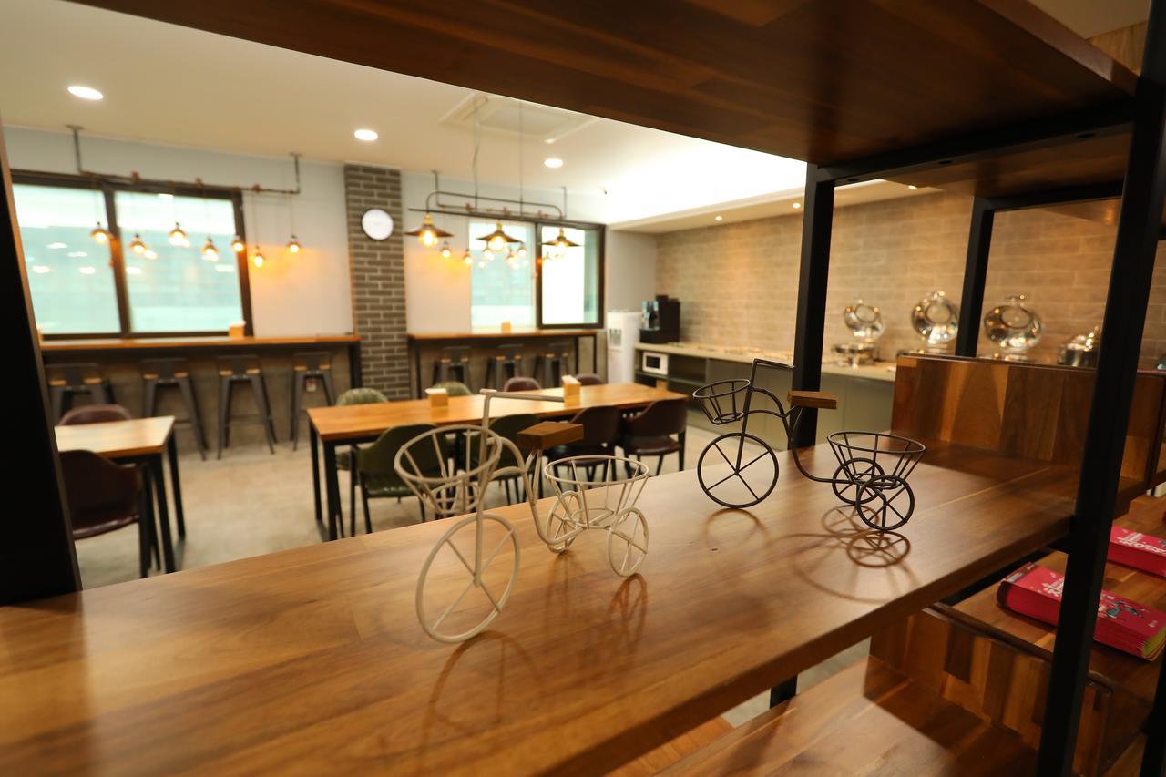 The First Hotel Changwon Exterior foto
